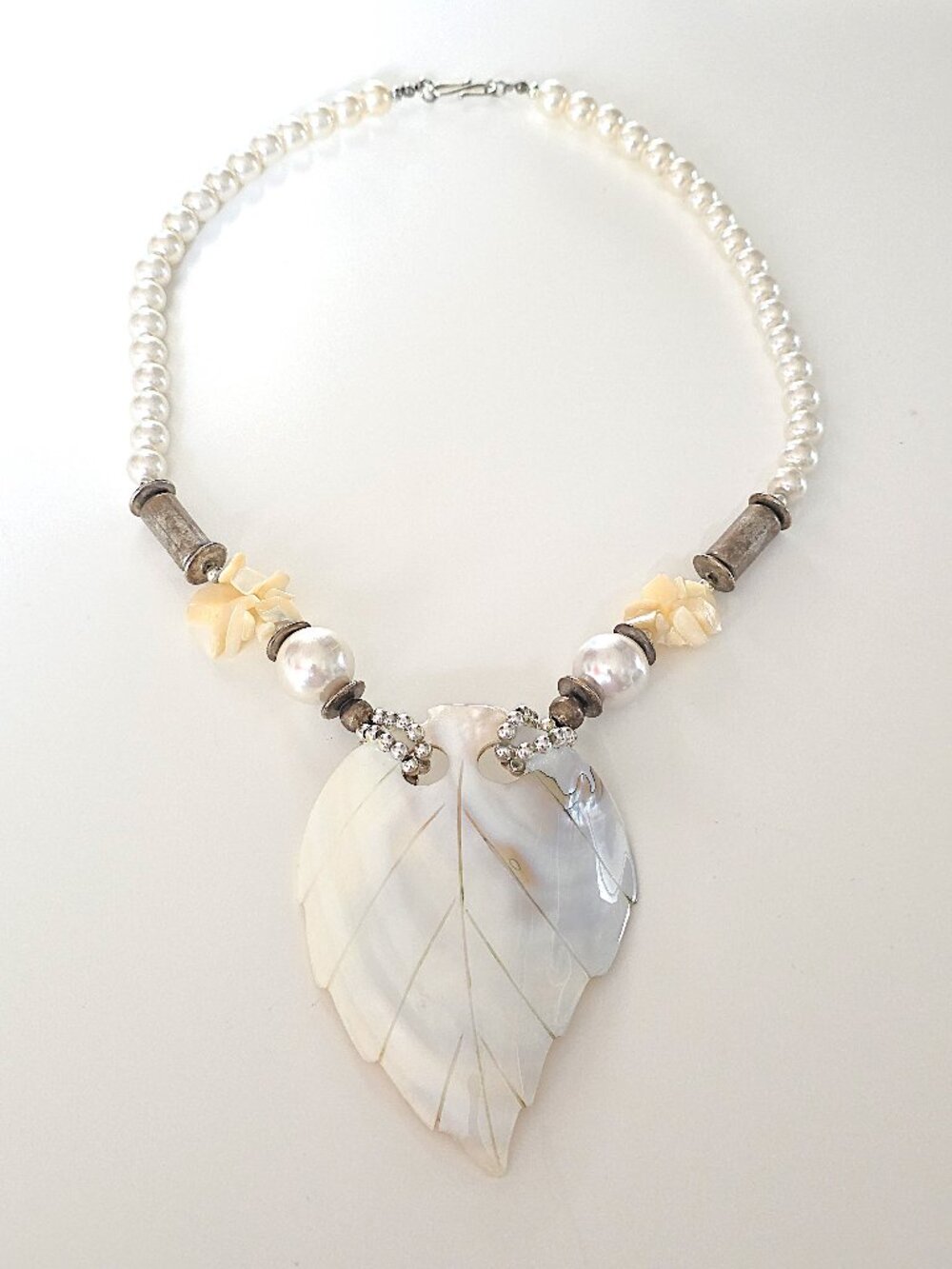Oversized Mother of Pearl & faux pearl necklace